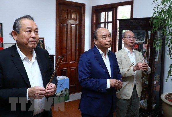 Thủ tướng dâng hương tưởng nhớ các nguyên lãnh đạo Đảng, Nhà nước