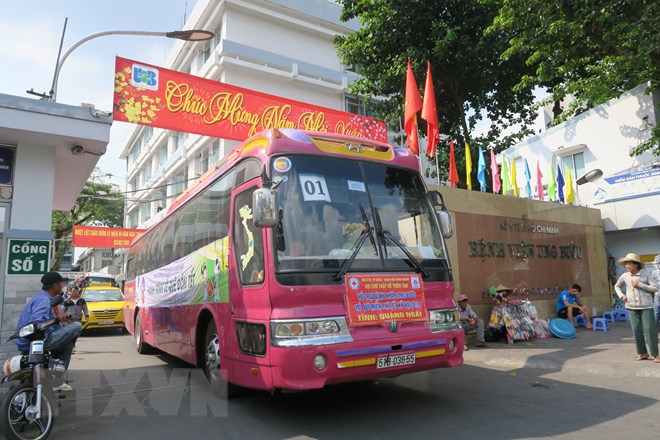 Chuyến xe yêu thương đưa bệnh nhân ung thư về quê đón Tết