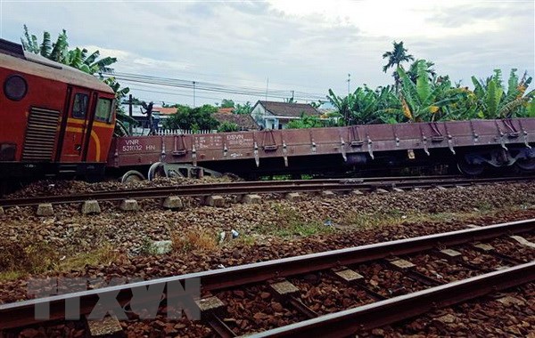 Thông tuyến đường sắt Bắc-Nam sau sự cố tàu hàng trật bánh tại Nghệ An