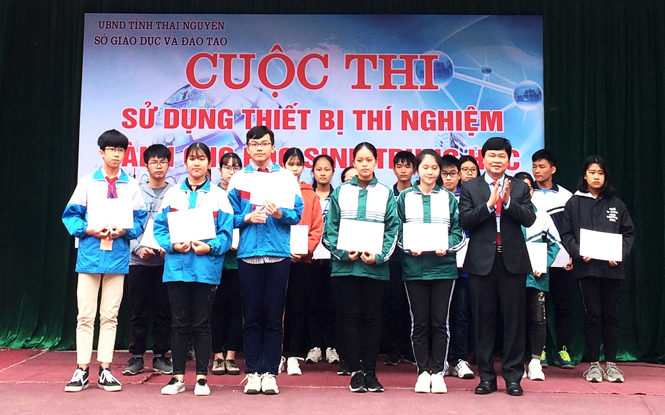 Trao giải Cuộc thi sử dụng thiết bị thí nghiệm giỏi dành cho học sinh trung học 