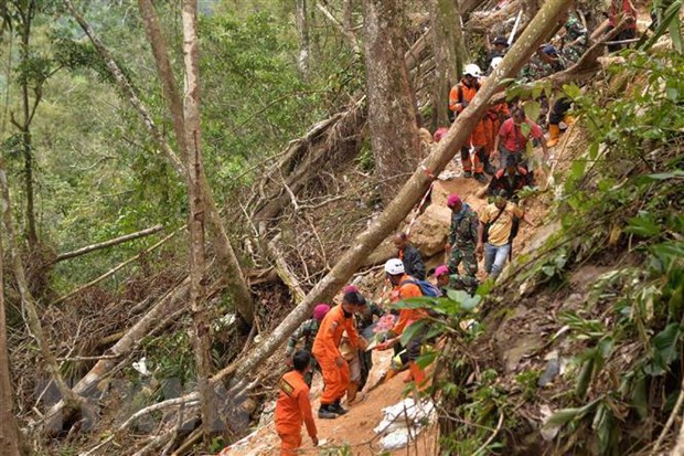 Gần 100 người có thể vẫn mắc kẹt trong vụ sập hầm mỏ ở Indonesia