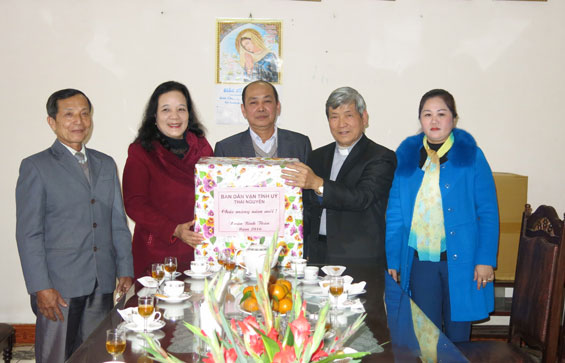 Thăm, tặng quà nhân dịp Xuân Bính Thân