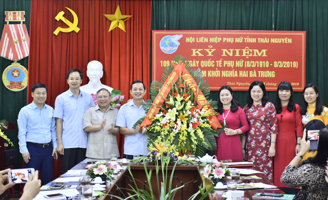 Phát huy phẩm chất tốt đẹp của phụ nữ Việt Nam 