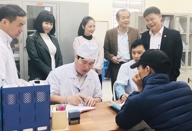 Những bệnh nhân đầu tiên nhận thuốc ARV từ nguồn bảo hiểm y tế 