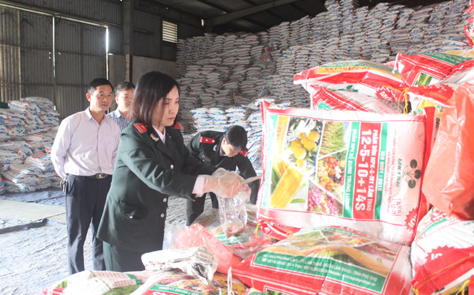 Lấy 4 mẫu phân bón để kiểm nghiệm chất lượng 