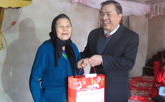 Thăm, tặng quà nhân dịp Tết Nguyên đán