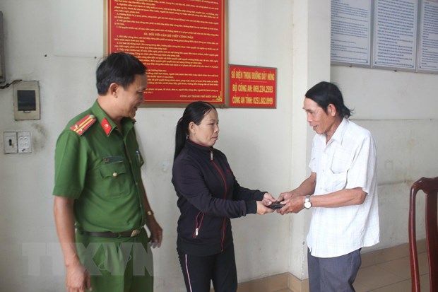 Khen thưởng người phụ nữ bán vé số trả lại ví tiền nhặt được