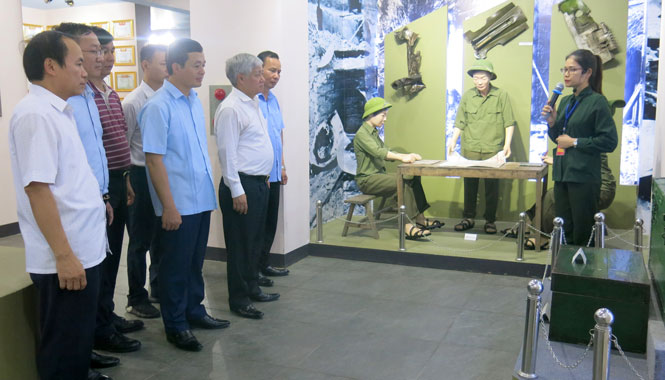 Dâng hương tưởng niệm các Anh hùng liệt sĩ TNXP Đại đội 915 