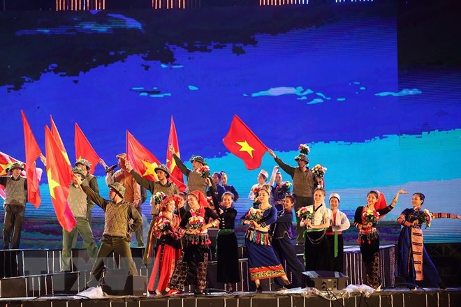 Hào hùng chương trình nghệ thuật 'Điện Biên - Điểm hẹn hòa bình'