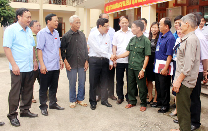 Phó Thủ tướng Phạm Bình Minh tiếp xúc cử tri xã Tân Long 