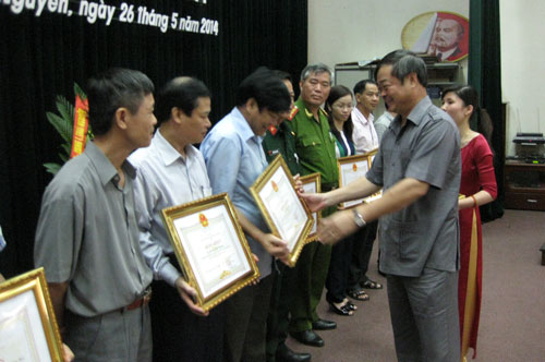  13 tập thể, 44 cá nhân được tặng Bằng khen 
