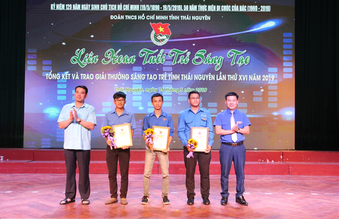Trao giải “Sáng tạo trẻ” và tuyên dương “Sinh viên 5 tốt” cấp tỉnh 