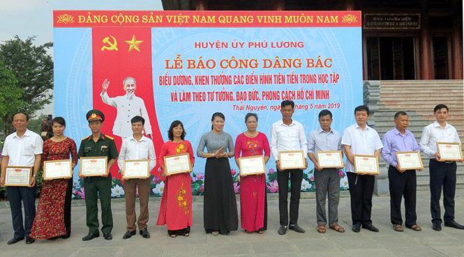 Biểu dương, khen thưởng các điển hình tiên tiến trong học tập và làm theo Bác 