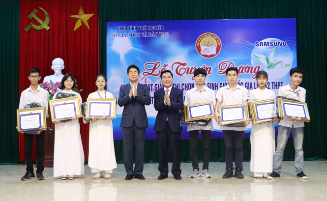 Tuyên dương học sinh và giáo viên đạt thành tích cao trong Kỳ thi học sinh giỏi Quốc gia 