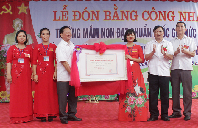 Trường Mầm non Dân Tiến 2 đón Bằng công nhận Trường chuẩn quốc gia 