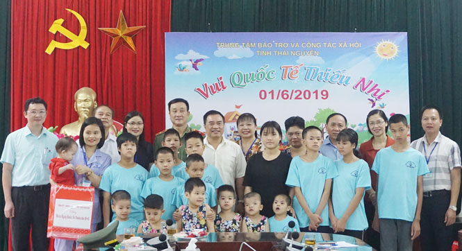 Thăm, tặng quà các cháu thiếu nhi 