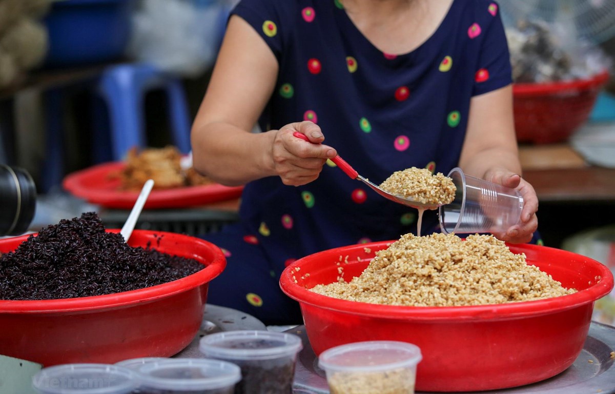 Thị trường thực phẩm chế biến sẵn sôi động dịp Tết Đoan Ngọ