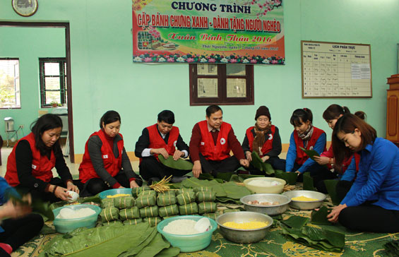 Tặng 1.000 chiếc bánh chưng cho người nghèo