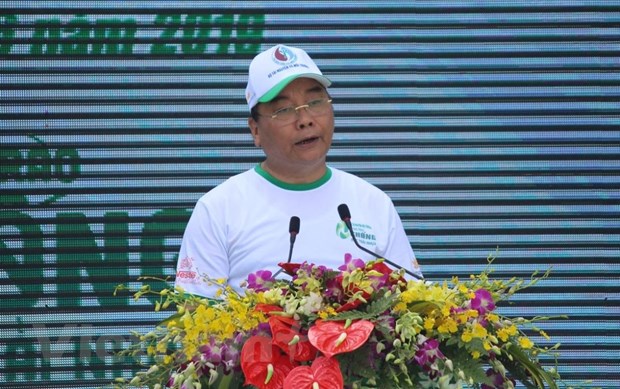Thủ tướng đi bộ kêu gọi cộng đồng ‘chung tay’ chống rác thải nhựa