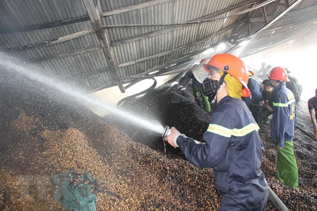 Cháy lớn tại xưởng chế biến chứa hơn 400 tấn lạc ở Hà Tĩnh