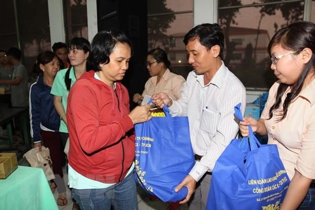 Hơn 1.000 công nhân tham gia 'phiên chợ nghĩa' tình đầu tiên năm 2019