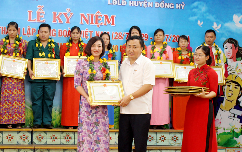 Tôn vinh công nhân, viên chức, lao động xuất sắc, tiêu biểu 
