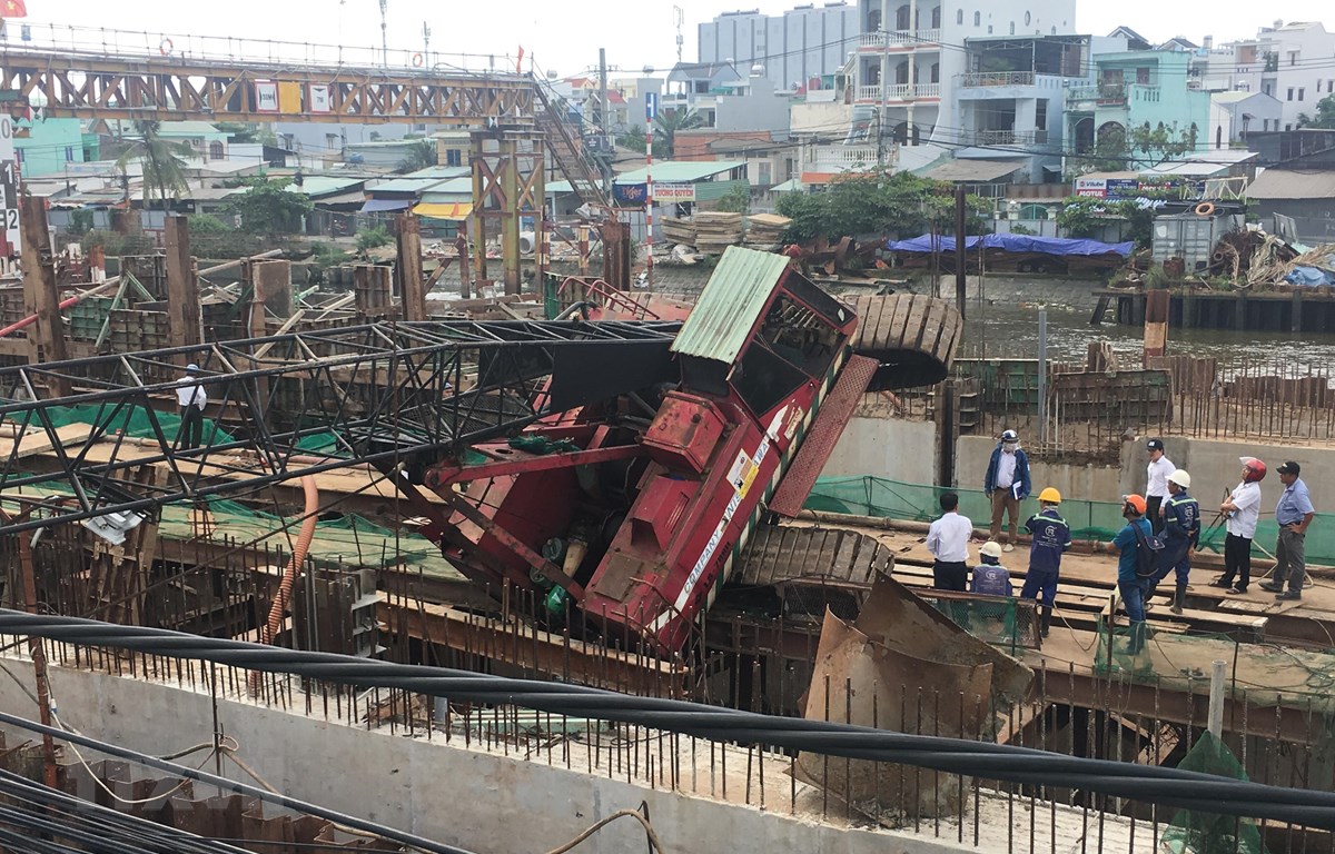 Khẩn trương khắc phục vụ cần cẩu đang thi công đổ vào nhà dân tại TP.HCM