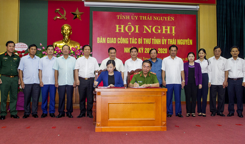 Bàn giao công tác Bí thư Tỉnh ủy Thái Nguyên