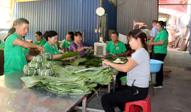 Làng nghề Bánh chưng Bờ Đậu chia sẻ khó khăn với miền Trung