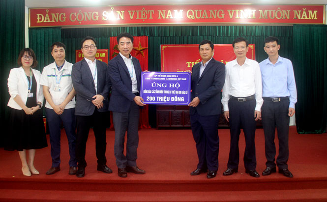 Tiếp nhận ủng hộ đồng bào miền Trung