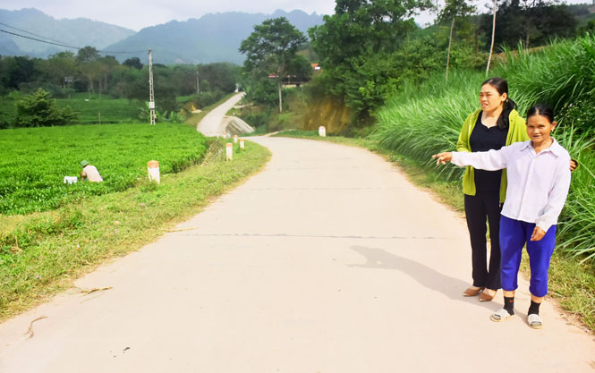 Những phụ nữ nghèo tự nguyện hiến đất làm đường
