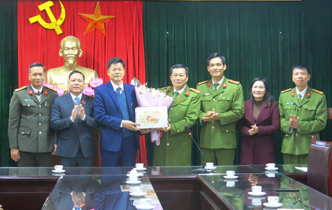 Khen thưởng đột xuất trong công tác đấu tranh tội phạm ma túy