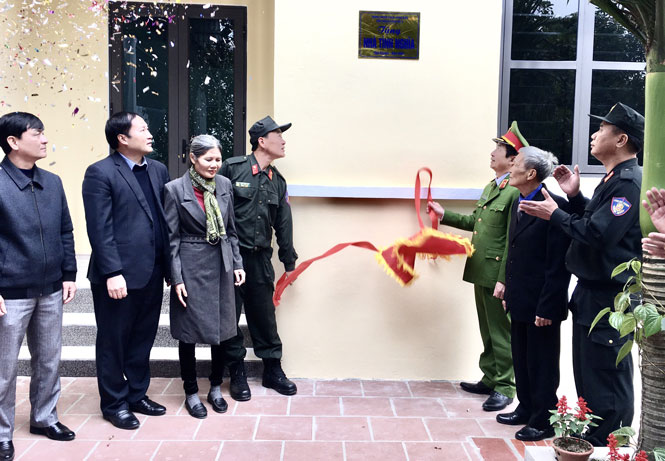 Trao tặng nhà tình nghĩa cho gia đình chính sách