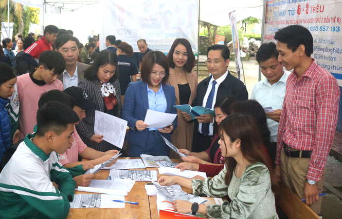 Sôi động sàn giao dịch việc làm