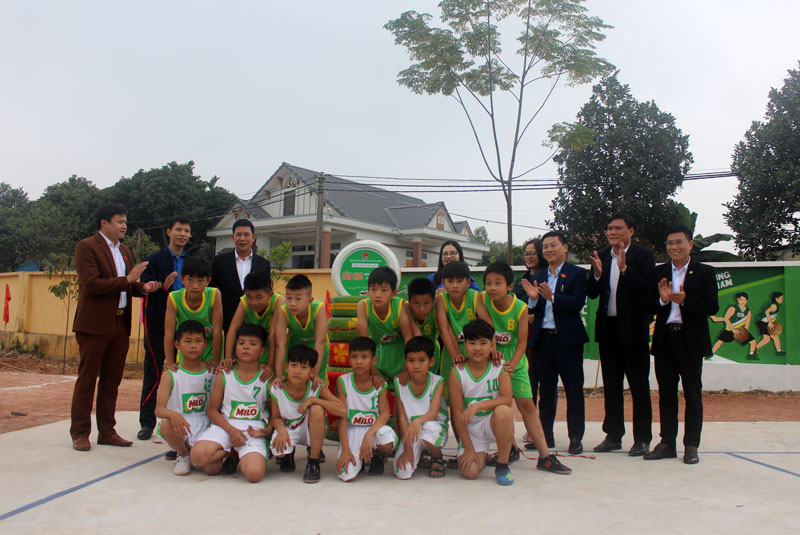 Bàn giao công trình thanh niên “Sân chơi năng động Việt Nam”