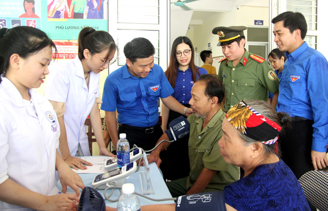 Tuổi trẻ - khát vọng và cống hiến