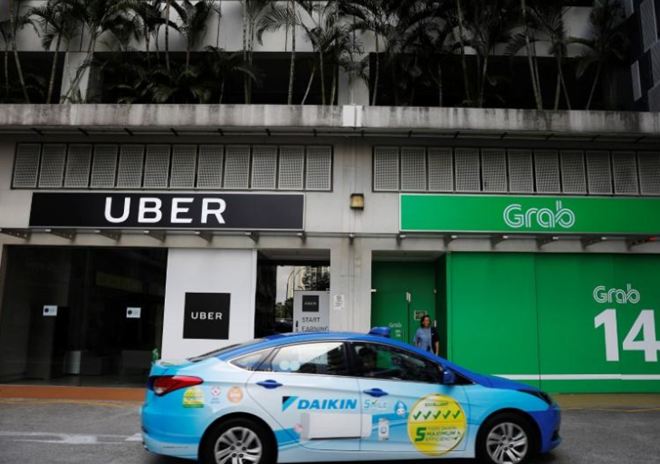 Grab thâu tóm Uber: Tài xế và hành khách lo độc quyền về giá cước