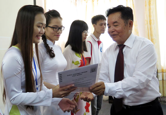 Trao học bổng cho sinh viên xuất sắc khu vực Thái Nguyên 