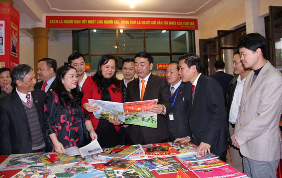 Các đồng chí lãnh đạo tỉnh thăm gian trưng bày Hội Báo Xuân