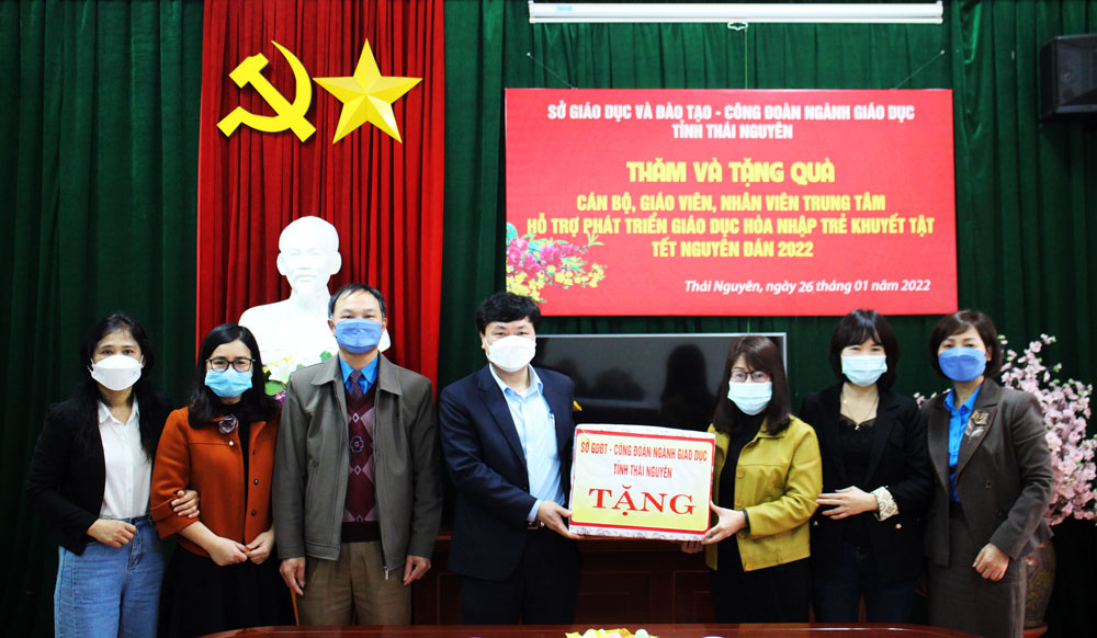 Ngành Giáo dục thăm hỏi, động viên cán bộ, giáo viên và người lao động