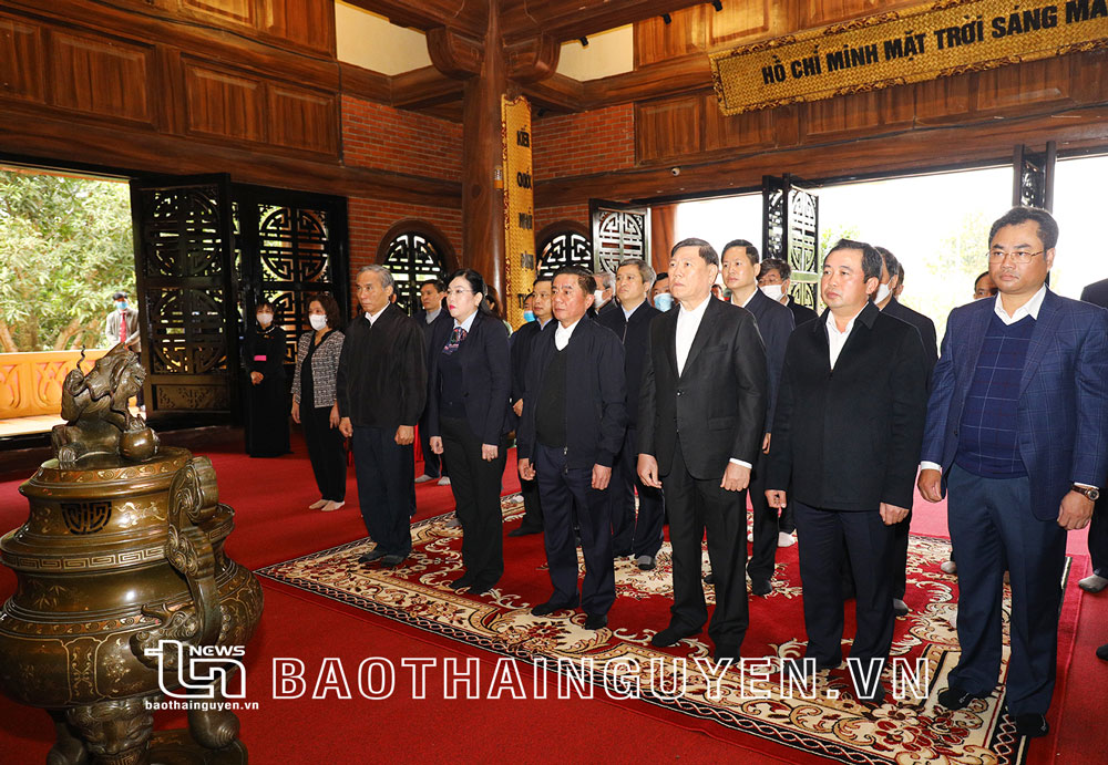 Đoàn đại biểu Ủy ban Kiểm tra Trung ương dâng hương tại ATK Định Hóa