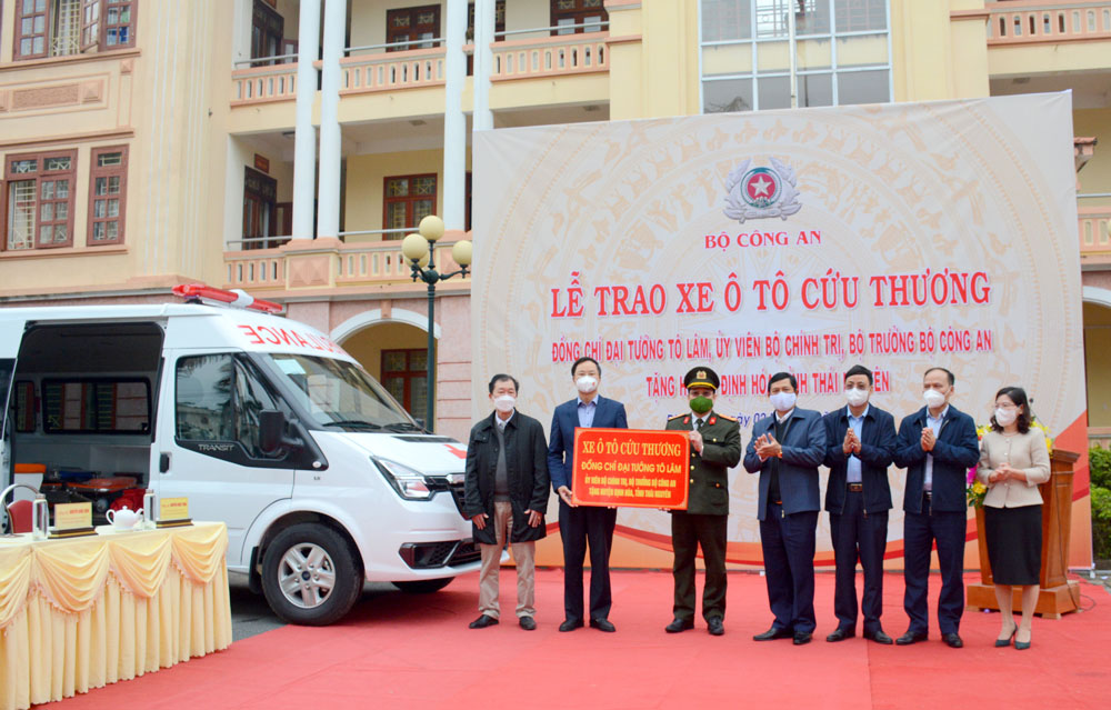 Bộ trưởng Bộ Công an tặng xe cứu thương cho huyện Định Hoá