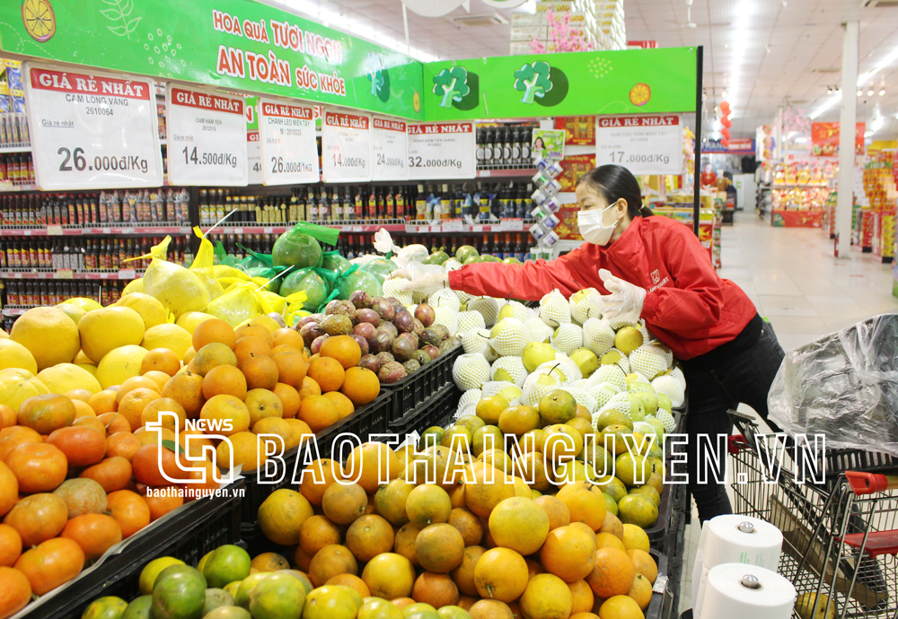 Hàng hóa siêu thị bình ổn trước “bão giá”
