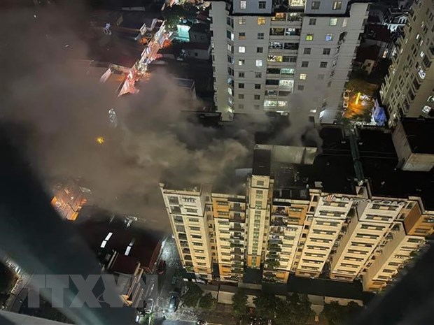 Hà Nội: Giải cứu nhiều người trong vụ cháy chung cư tại Nam Từ Liêm