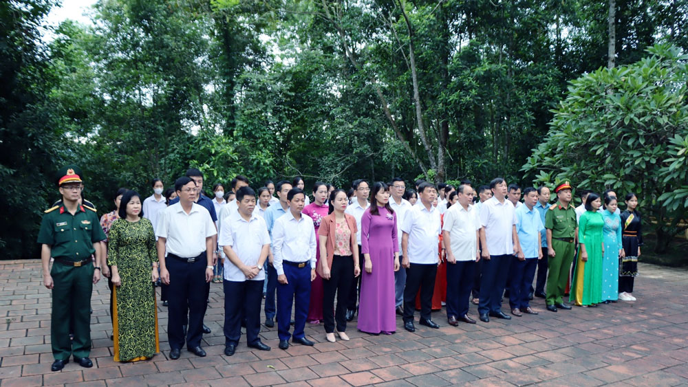 Dâng hương tại Di tích lịch sử rừng Khuôn Mánh