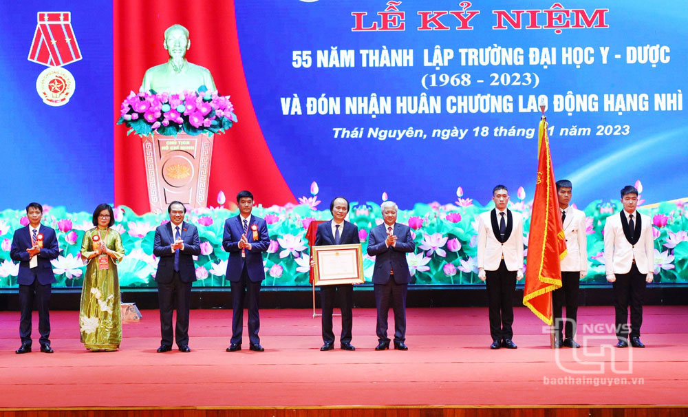 Trường Đại học Y - Dược Thái Nguyên: Đón nhận Huân chương Lao động hạng Nhì