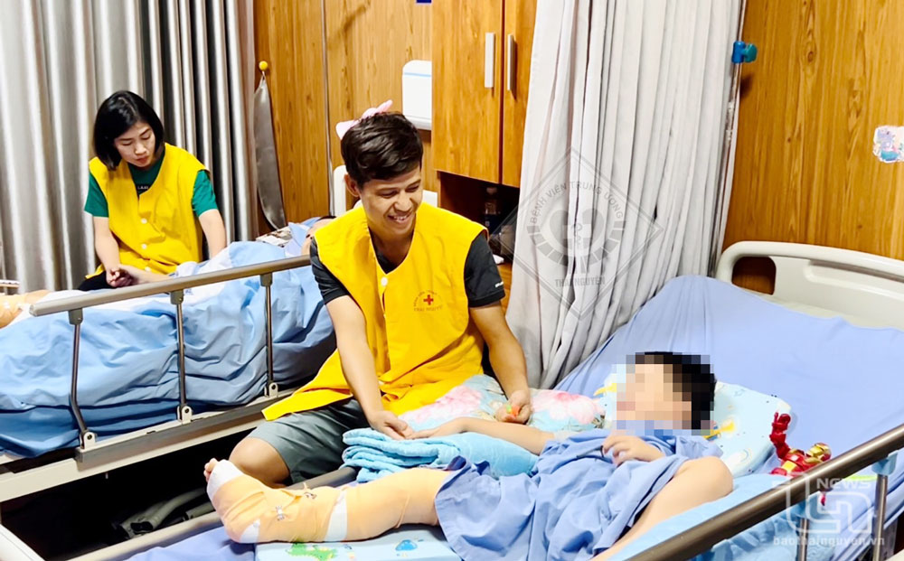 Cứu chữa thành công 2 bệnh nhi bị tai nạn gần đứt rời cẳng chân