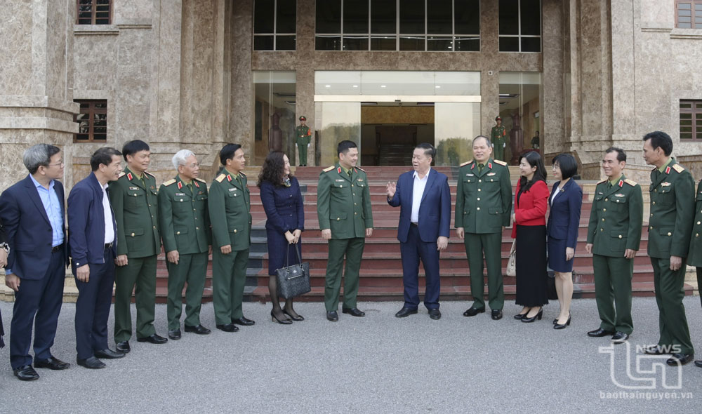 Trưởng Ban Tuyên giáo Trung ương Nguyễn Trọng Nghĩa thăm và làm việc tại Bộ Tư lệnh Quân khu 1