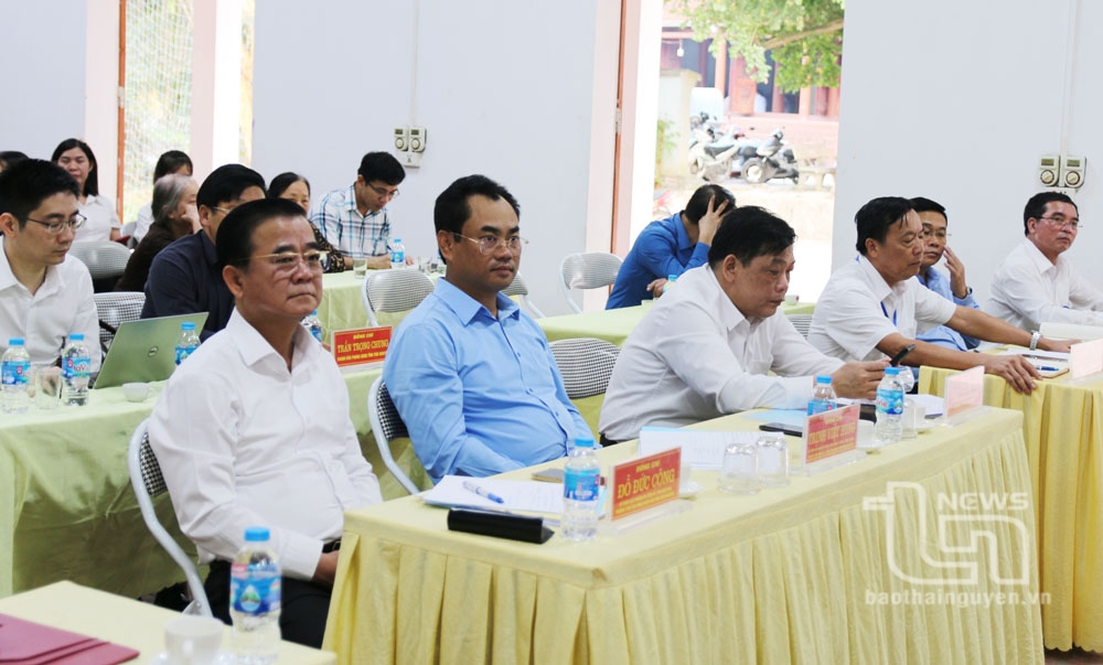 Các đồng chí lãnh đạo tỉnh dự sinh hoạt với Chi bộ xóm Thuần Pháp