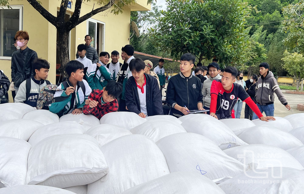 Nâng bước học sinh nghèo đến trường